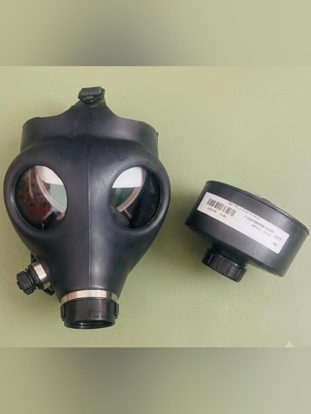 NEW ADULT ISRAELI CIVIL DEFENSE GAS MASK - COMPLETE IN ORIGINAL BOX